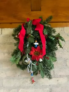 Weihnachtsgesteck Adventsgesteck Kunstfloristik Deko Nikolaus fährt Ski Englein - Bild 1 von 1