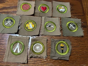 LOTE DE 10 INSIGNIAS DE MÉRITO BOY SCOUT TIPO A CUADRADAS TODAS CON SELLO CICLISMO CAMPING - Imagen 1 de 2