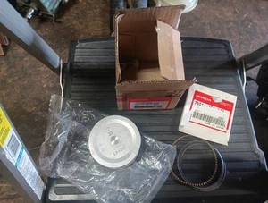 ONE NEW Genuine HONDA PISTON (0.25) 13102-Z5K-000 13011-ZE2-921 Rings Oem H6a - Picture 1 of 3