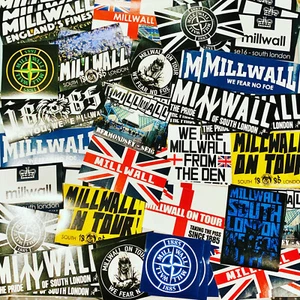 100 x Millwall Ultra Aufkleber basierend auf Programm Schal Pin Abzeichen MFC Bermondsey - Bild 1 von 5