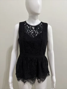 Neu mit Etikett White House Black Market schwarz Ösen Blumen Spitze Schößchen Bluse Top Gr. 2 - Bild 1 von 10