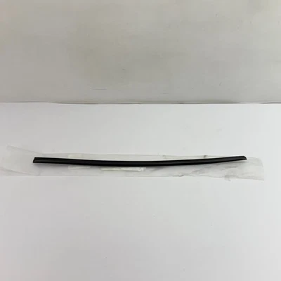 Оригинальный молдинг для лобового стекла Toyota 4Runner 2010-2024 годов выпуска 75533-35070 - Изображение 1 из 4