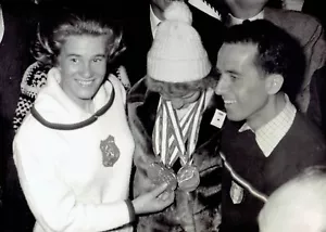 1964 foto vintage invierno olímpica ganadora de la medalla de oro Skoblikova Dijkstram Bonlieu - Imagen 1 de 2