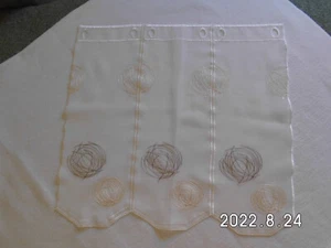3er Set Scheibengardinen m. hübschem gestickten Muster wie neu Br. 46,5 Hö 44 cm - Bild 1 von 3