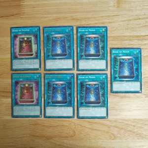 Konvolut Buch der Finsternis & Buch des Mondes 1. Auflage Rare RA02-DE054 Yu-Gi-Oh! - Bild 1 von 2