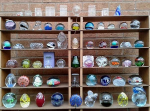 SELECTION OF ASSORTED GLASS PAPERWEIGHTS. (Ref CB80) - Picture 1 of 351