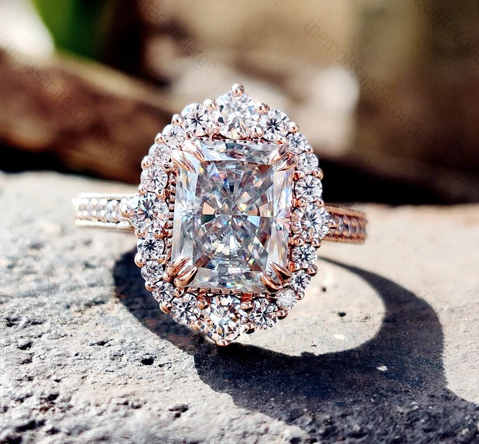 Anillo de compromiso vintage con halo de moissanita de corte radiante de 2,49 quilates enchapado en oro rosa de 14 k Foto 1 de 4