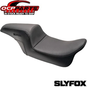 NUEVO ASIENTO DE VINILO/CARBONO LISO LOGOTIPO NEGRO SLYFOX PARA MUCHOS MODELOS HARLEY 1997-2007 - Imagen 1 de 5