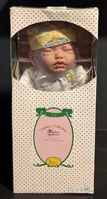 NUEVA COLECCIÓN TESORERÍA GALERÍAS PARAÍSO TACTO SUAVE MUÑECA REAL "WILLIAM" Foto 1 de 4