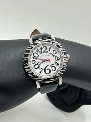 Reloj caprichoso con estampado de cebra Betsey Johnson correa negra batería nueva Foto 1 de 4