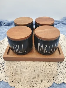 Rae Dunn mattschwarze Gewürzgläser/-keller mit Holzdeckel & Tablett - Bild 1 von 18