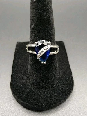 Anillo de cóctel de zafiro circonita cúbica tono plateado forma de pera conjunto de puntas talla 6 de colección Foto 1 de 4