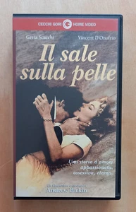 VHS Film IL SALE SULLA PELLE 1994 Andrew Birkin Vincent D'Onofrio Greta Scacchi. - Picture 1 of 5