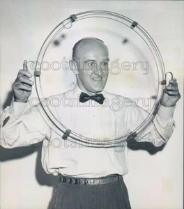 1959 Pressefoto Erfinder Val Setz mit seinem Sat O Loop Spielzeug 50er Jahre - Bild 1 von 2