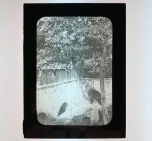 Écoliers en uniforme regardant l'ours de Vincennes — plaque de verre — 1897. - Foto 1 di 3