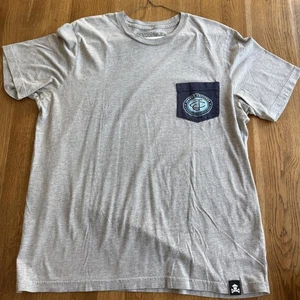 Johnny Cupcakes Crest Pocket T-Shirt Gr. XL - Bild 1 von 3