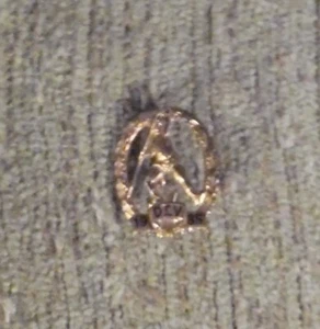 Pin, DLV, 1985, spear throw, gold color, 2 cm x 1.5 cm - Picture 1 of 2