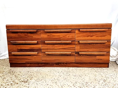 Deslumbrante cômoda folheada de pau-rosa meados do século moderna estado fantástico - Imagem 1 de 4