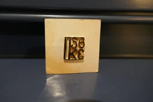 Metal Pinback IKE56 Gold Tone Pin Badge 1956 Eisenhower on Original Card - Picture 1 of 3