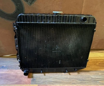 1972 Dodge Chrysler большой блок радиатора #3574612 (26 дюймов авто A/C 400 и 440) - Изображение 1 из 4