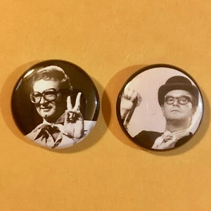 Charles Nelson Reilly 1" Knopfabzeichen Match Spiel Liebe amerikanischer Stil TV Pin Set - Bild 1 von 2