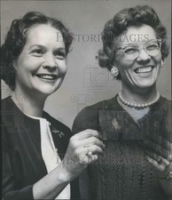 Foto imprensa 1961 Sra. Zuma Elgin, Children's hospital & Mrs. W. Brock clubwoman