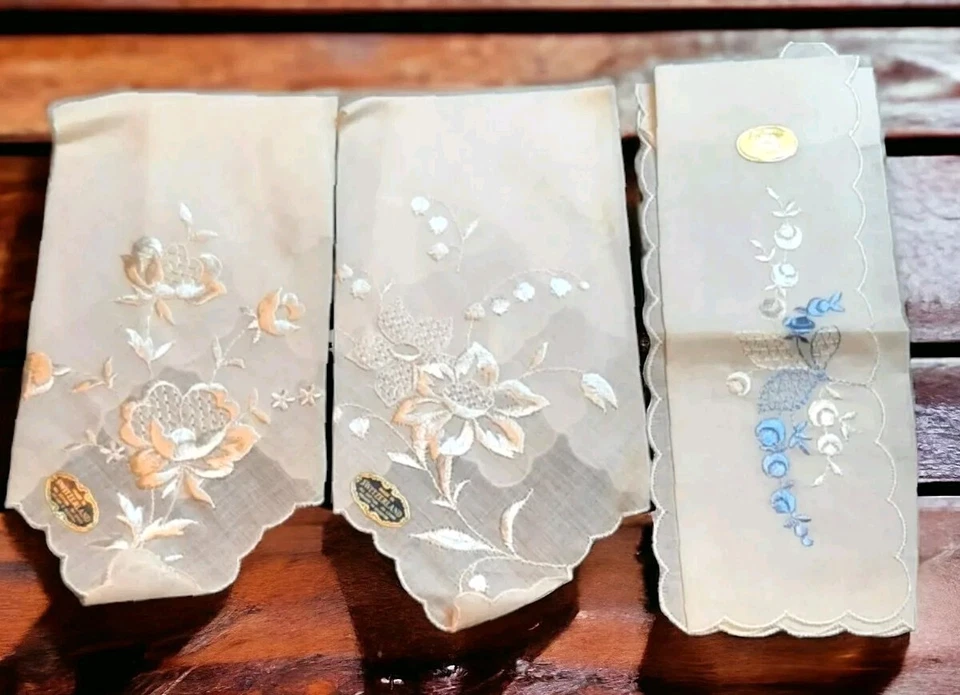 Conjunto de 3 lenços bordados suíços vintage flores borda vieira azul branca - Imagem 1 de 4