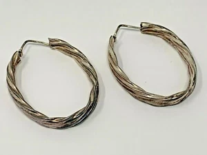 Pendientes de aro de metal retorcido en tonos plateados ligeros (JB11) - Imagen 1 de 2