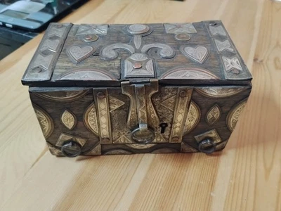 Coffret Touareg ou Mauritanien ANCIEN - Bois et argent / cuivre ciselés - Photo 1/4