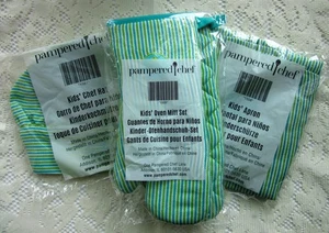 Set bambini Pampered Chef: grembiule, cappello, 2 guanti, righe turchese/verde/bianco - Foto 1 di 2