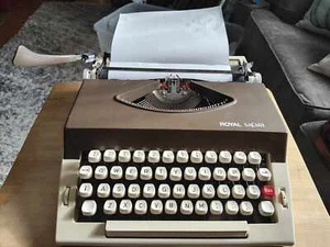Vtg. Royal Safari Manual Typewriter Made in Portugal - W/ Original Case - Works - Picture 1 of 11