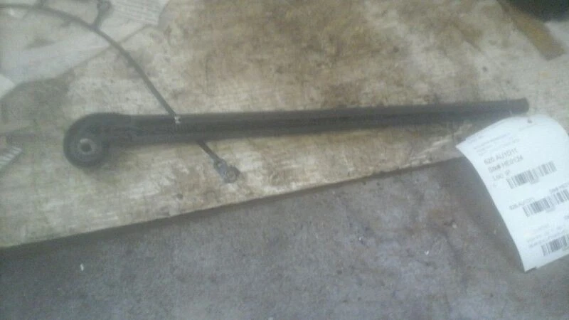 Brazo limpiaparabrisas trasero AUdi A3 2011 montado en puerta levadiza Foto 1 de 4