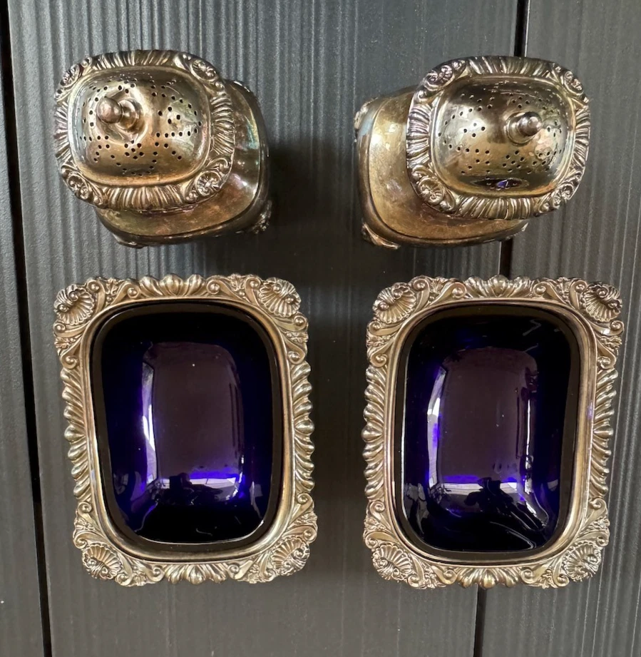 Антикварные наборы тарелок из соли и перца Birks Regency — вкладыши из кобальтового стекла — набор из 2 - Изображение 1 из 4