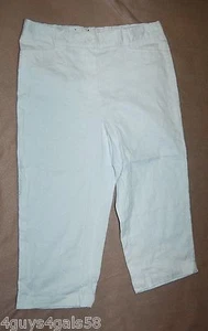 Womens White Capris EMBROIDERED FLOWER DESIGN 6 Rear Elastic Waist ZIPPER Button - Picture 1 of 3