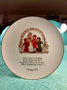 PLATO DE NAVIDAD HOLLY HOBBIE EDICIÓN CONMEMORATIVA PORCELANA 10.25" Vintage 1974 - Imagen 1 de 12