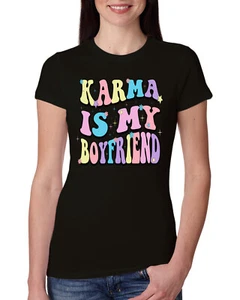 Camiseta Karma Is My Boyfriend Groovy Letters Cultura Pop para Mujer Calce Ajustado Junior - Imagen 1 de 8