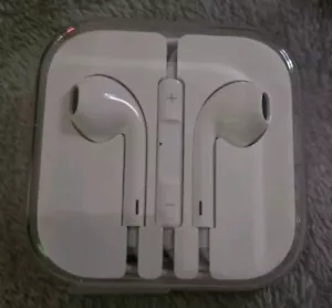 Genuine OEM Apple Wired Stereo Earphones Mic Remote 3.5mm Iphone - Picture 1 of 2