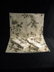 ST. NICHOLAS SQUARE HOLLY BERRY PLACEMATS & NAPKINS - 4 EACH - Picture 1 of 1