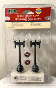 LEMAX #34892A Village Collection 2003 Globe Street Lamps & Wreaths Set - Bild 1 von 11
