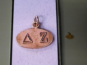 Dije de oro 10K Delta Zeta Sorority - Imagen 1 de 3