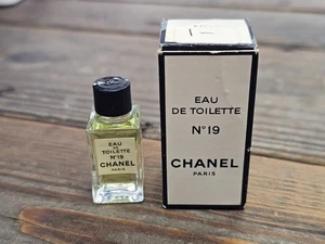Chanel No 19 Eau de Toilette Mini Flakon 4,5 ml - Bild 1 von 3