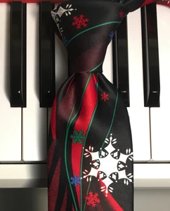 Hallmark Holiday Traditions/Winterliche Wellen & Silber schablonierte Schneeflocken Krawatte NEU - Bild 1 von 9