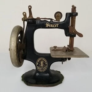 Antike Singer Miniatur Handkurbel Nähmaschine schwarz Emaille - Bild 1 von 14