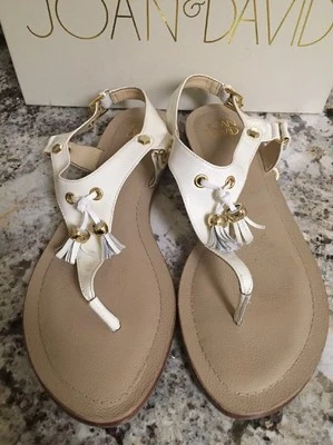 Sandalias Joan & David Damarcelina charol blanco con tachuelas tono dorado 8,5 M Foto 1 de 4