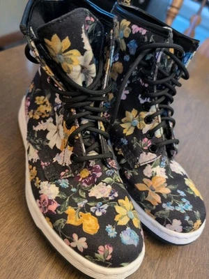 Dr. Martens Newton Botas Florales Estampado Darcy Lona Ligero Zapatos Doc Martens Foto 1 de 4