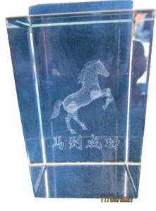 CUBO DE CRISTAL PISAPAPELES CABALLO GRABADO LÁSER 3D EN CAJA - Imagen 1 de 1