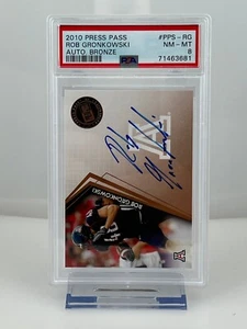2010 Press Pass Rob Gronkowski Bronzo RC Auto PSA 8 - Foto 1 di 2