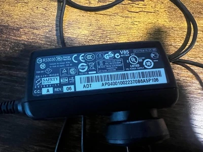 DELTA Electronics AC ADAPTER ADP-40THA 19V 2.15A - Image 1 of 3