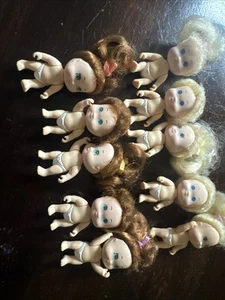 Lotto di 10 mini bambole Tyco Quints vintage 1990 occhi blu e verdi - Foto 1 di 7