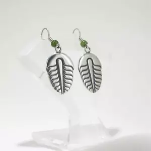 Pendientes de trilobite plata esterlina con cuentas de jade colgantes hechos en EE. UU. - Imagen 1 de 3